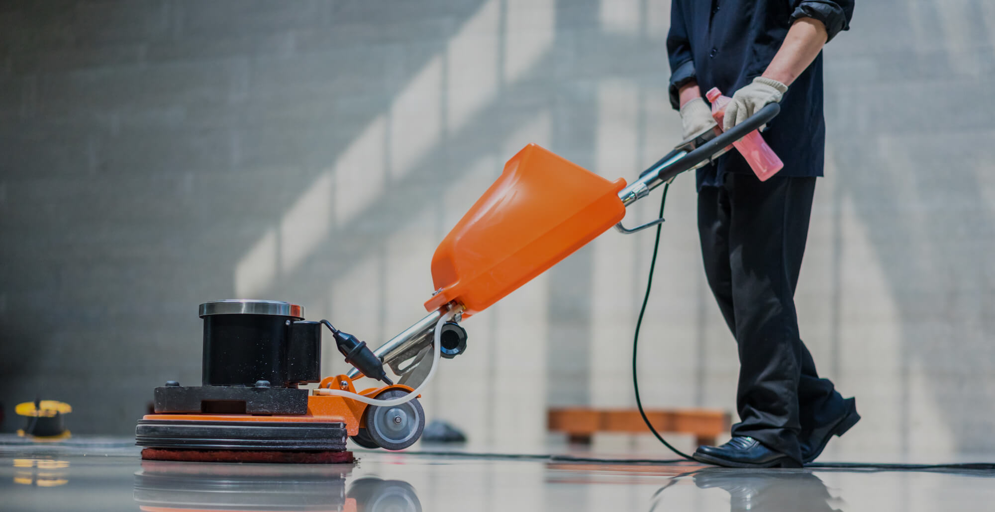 清掃で叶える、快適な空間 丁寧な品質と確かな技術で、清潔と安心をお届け。