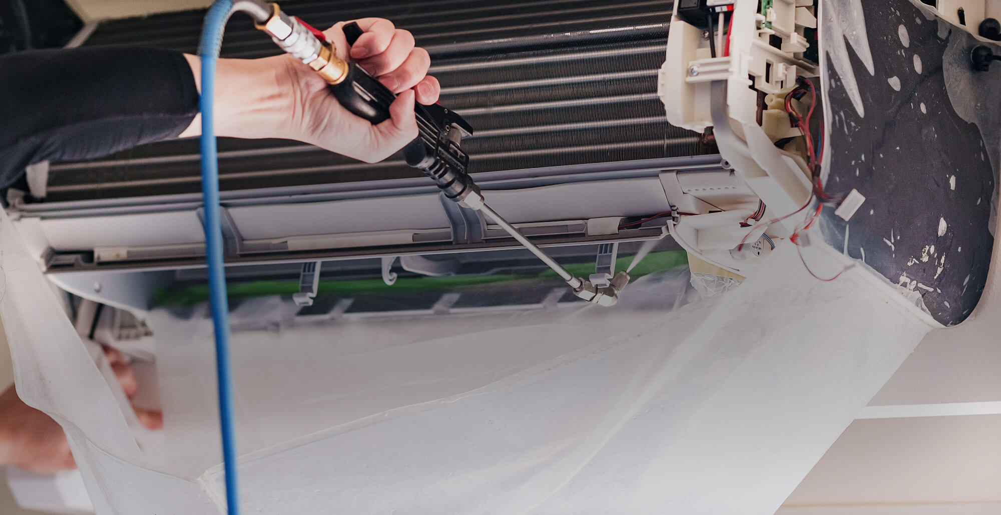 清掃で叶える、快適な空間 丁寧な品質と確かな技術で、清潔と安心をお届け。